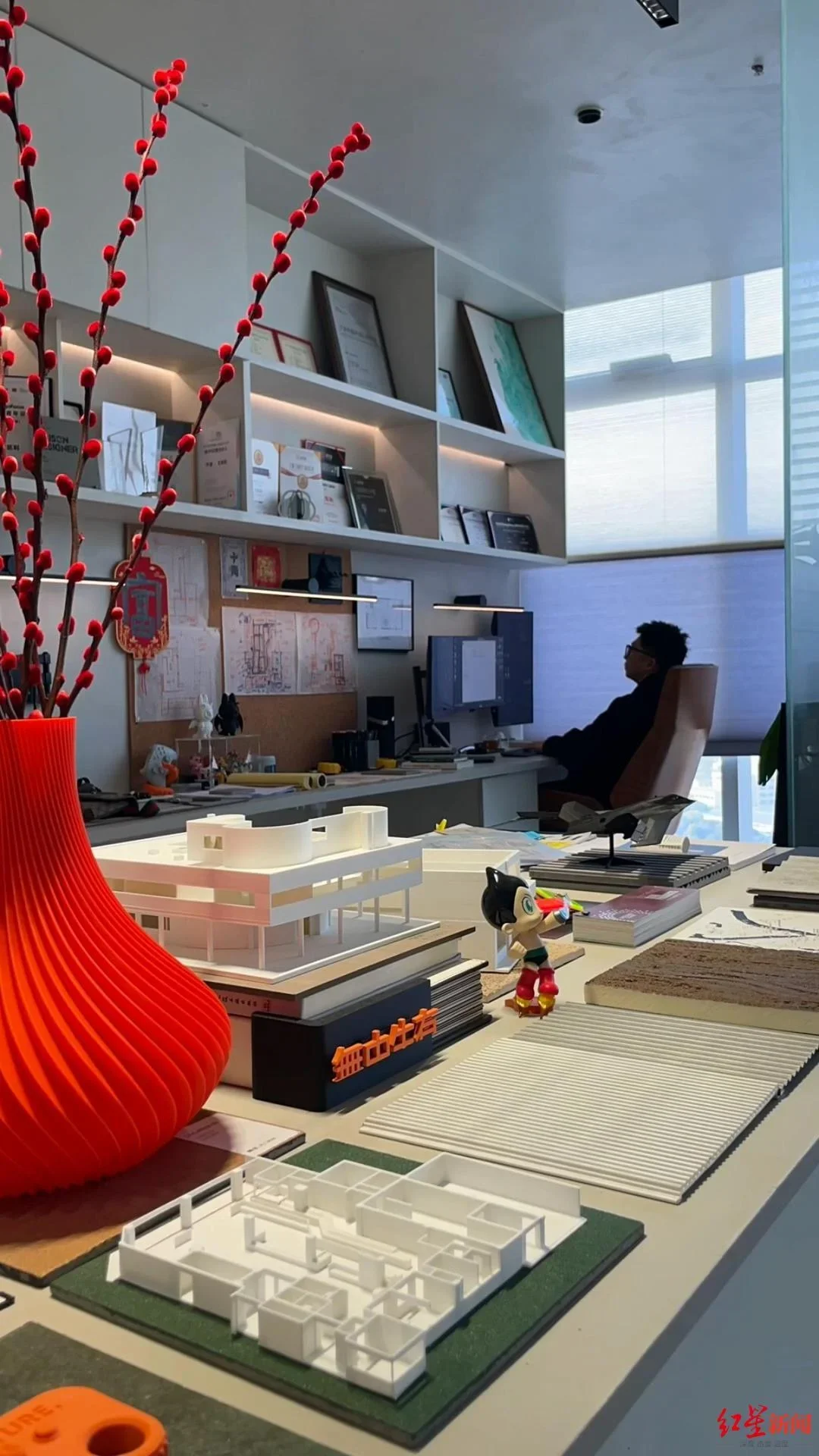 王凯利在一人公司办公